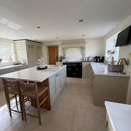 Countryside Escape With Hot Tub & Open Fire Bristol