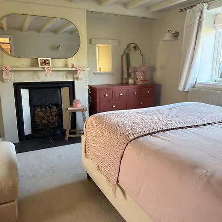 Countryside Escape With Hot Tub & Open Fire *
