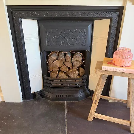 Countryside Escape With Hot Tub & Open Fire Bristol