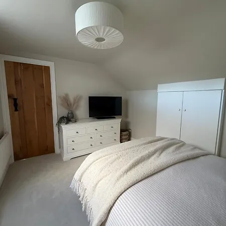 Countryside Escape With Hot Tub & Open Fire Bristol