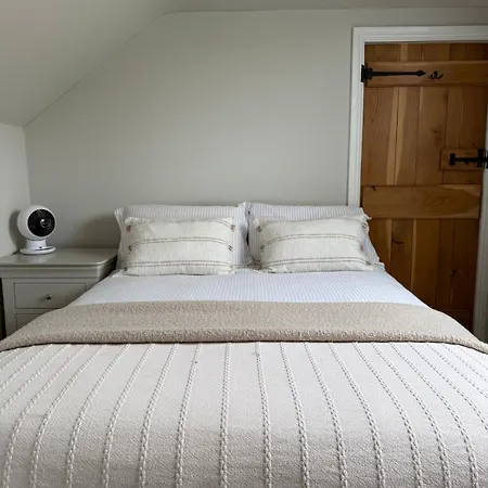 Countryside Escape With Hot Tub & Open Fire Bristol