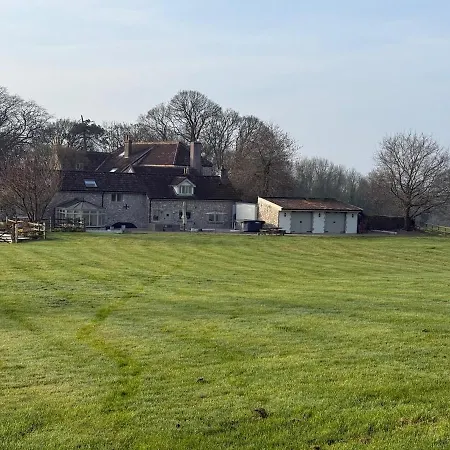 Countryside Escape With Hot Tub & Open Fire *