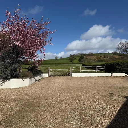 Countryside Escape With Hot Tub & Open Fire Bristol